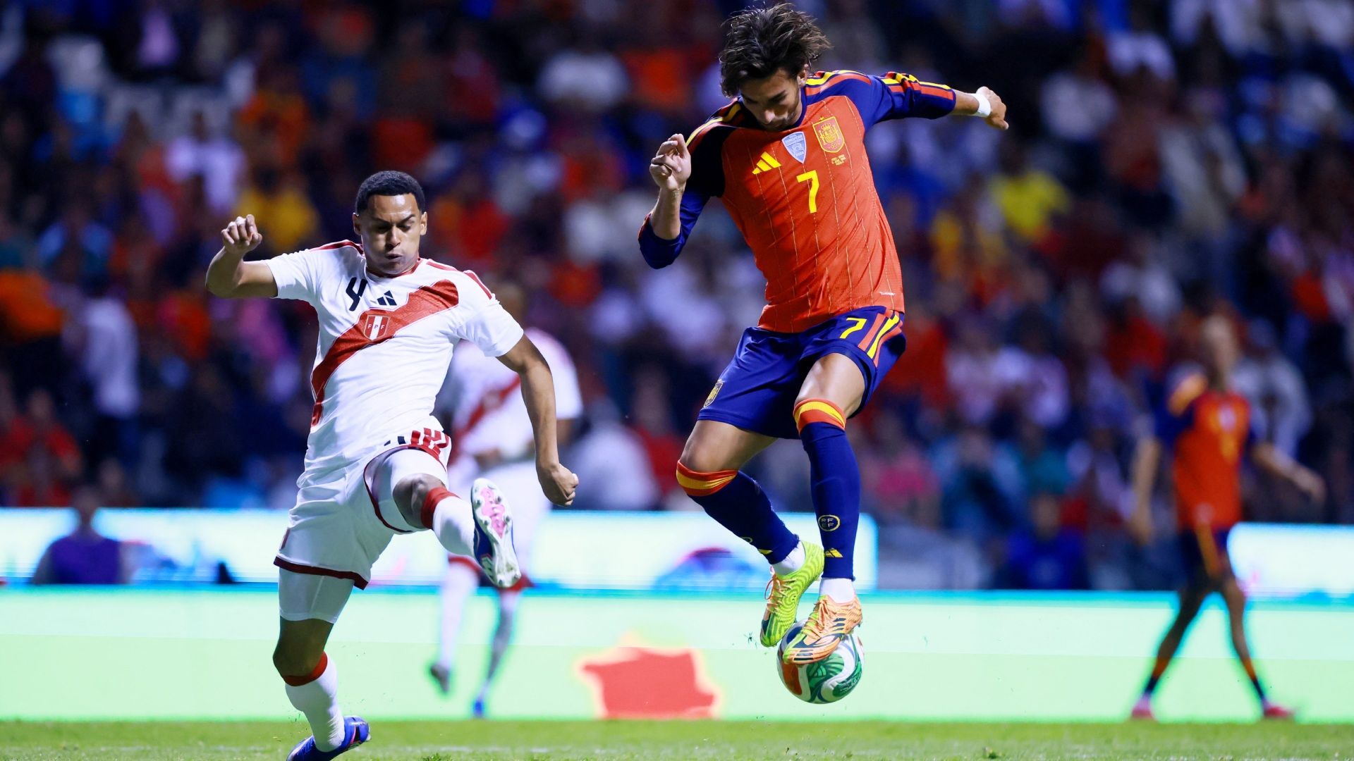 En una noche de dominio español, La Roja derrotó a Perú en el Cuauhtémoc.jpg